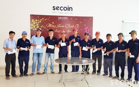 Offices and Employees of Secoin cheerfully received preventative glassware for Covid-19 from Secoin Founders- Professor Dinh Xuan Ba and Mrs Doan Thi Tuyet Nga